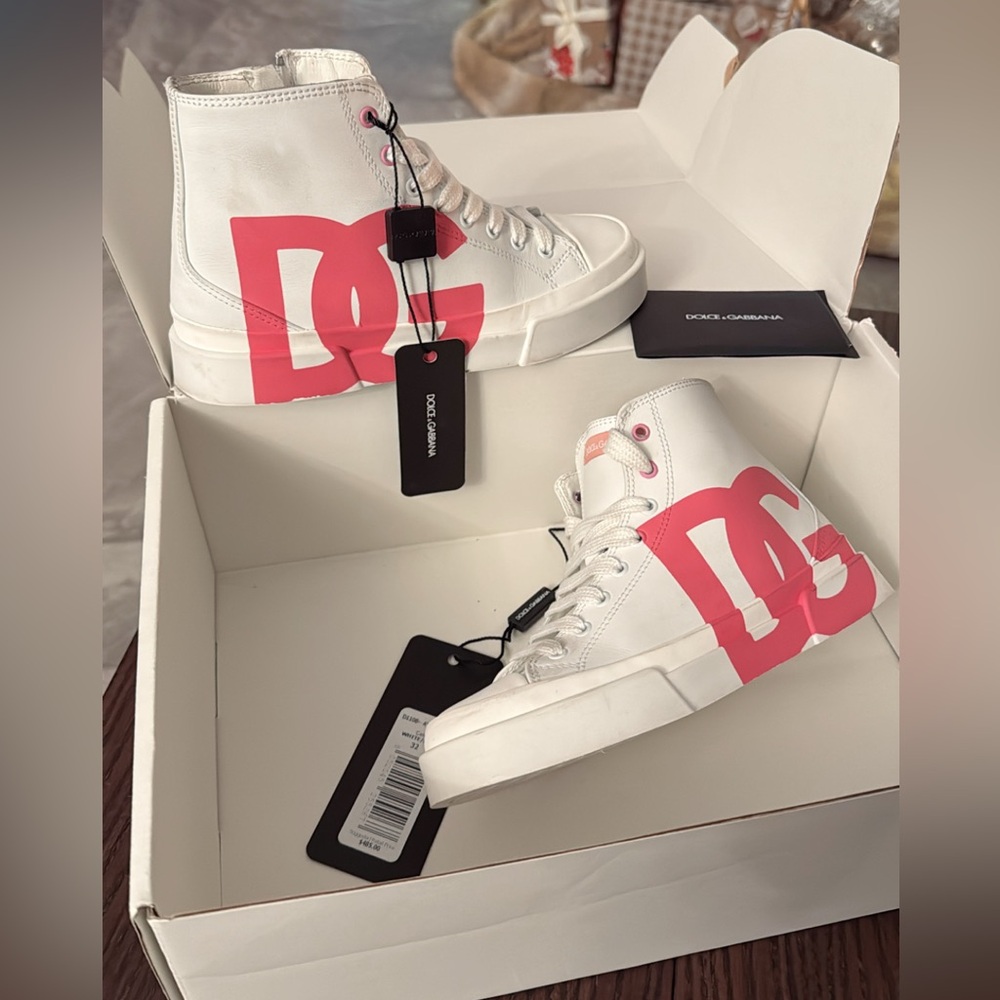 DOLCE & GABBANA BRAND NEW w/Tags
Kids' Dg Logo High-top Sneakers In White & Pink